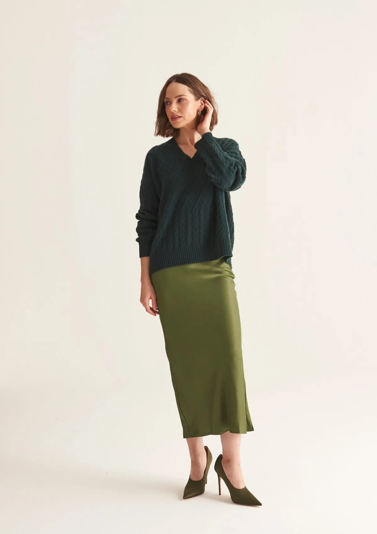 Ribbed Trim Cable Cashmere V Neck Sweater in Bottle Green